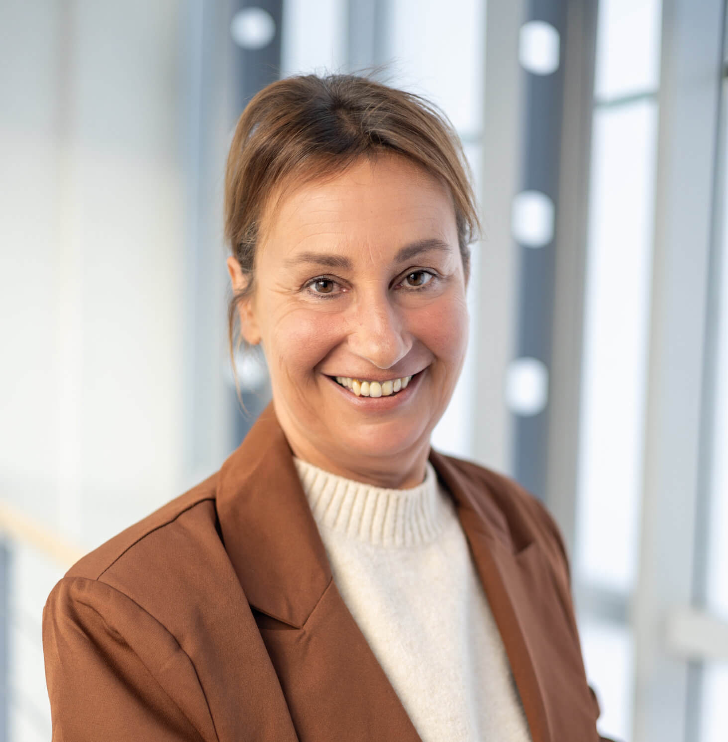 Sabrina Borowsky – Beratung zur Anerkennungs- und Qualifizierungsberatung am Standort Neuruppin, porträtiert in einem modernen Büroflur.